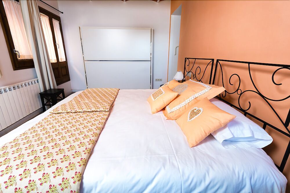 Emphasis Guest House Casserres Ngoại thất bức ảnh
