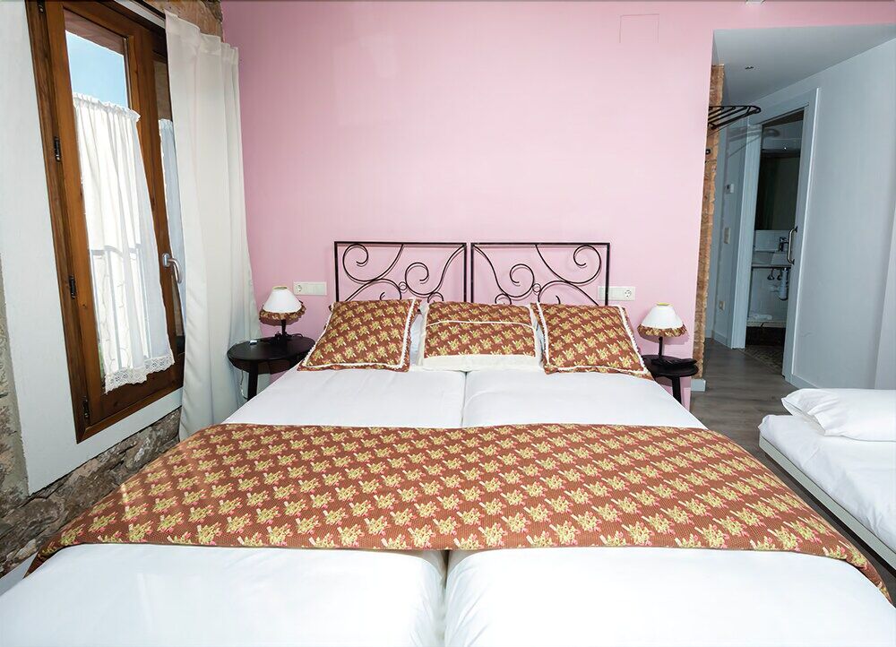 Emphasis Guest House Casserres Ngoại thất bức ảnh